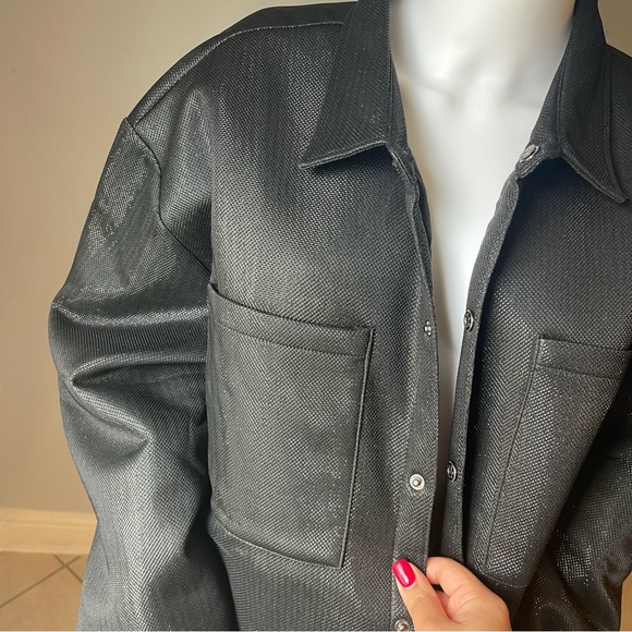 Black Metallic Snap-Button Shacket
Size xxl
For Men 
New
Brand is Forever 21 - Picture 9 of 11